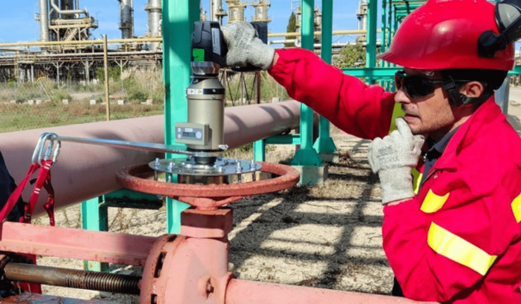 modec MC89 easy duty electric valve actuator with fixed adaptators in action